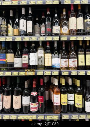 Budva, Montenegro - 01.08.22: Weinvielfalt steht in den Regalen im Supermarkt Stockfoto