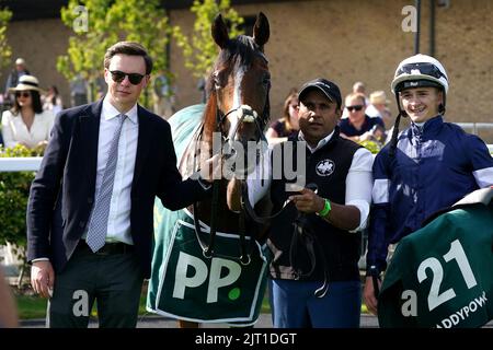 Federal mit Jockey Mikey Sheehy (rechts) und Trainer Joseph O'Brien (links) nach dem Gewinn des Paddy Power Supporting Cancer Trials Ireland Irish Cambridgeshire auf der Curragh Racecourse in der Grafschaft Kildare, Irland. Bilddatum: Samstag, 27. August 2022. Stockfoto