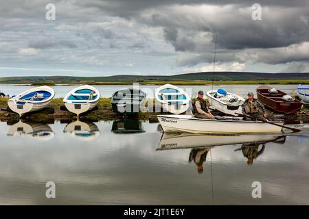 Loch Harray, Orkney, Großbritannien. 27. August 2022. Die zurückkehrenden Fliegenfischer spiegeln sich in den ruhigen Gewässern von Loch Harray, Orkney, Großbritannien, wider. Die Angler, deren Preisfang die Bachforelle ist, sind bis zu sechs Stunden am Tag auf dem Wasser. Kredit: Peter Lopeman/Alamy Live Nachrichten Stockfoto