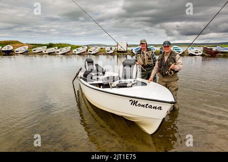 Loch Harray, Orkney, Großbritannien. 27. August 2022. Die zurückkehrenden Fliegenfischer spiegeln sich in den ruhigen Gewässern von Loch Harray, Orkney, Großbritannien, wider. Die Angler, deren Preisfang die Bachforelle ist, sind bis zu sechs Stunden am Tag auf dem Wasser. Kredit: Peter Lopeman/Alamy Live Nachrichten Stockfoto