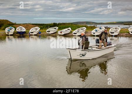 Loch Harray, Orkney, Großbritannien. 27. August 2022. Die zurückkehrenden Fliegenfischer spiegeln sich in den ruhigen Gewässern von Loch Harray, Orkney, Großbritannien, wider. Die Angler, deren Preisfang die Bachforelle ist, sind bis zu sechs Stunden am Tag auf dem Wasser. Kredit: Peter Lopeman/Alamy Live Nachrichten Stockfoto