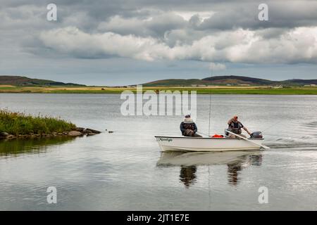 Loch Harray, Orkney, Großbritannien. 27. August 2022. Die zurückkehrenden Fliegenfischer spiegeln sich in den ruhigen Gewässern von Loch Harray, Orkney, Großbritannien, wider. Die Angler, deren Preisfang die Bachforelle ist, sind bis zu sechs Stunden am Tag auf dem Wasser. Kredit: Peter Lopeman/Alamy Live Nachrichten Stockfoto