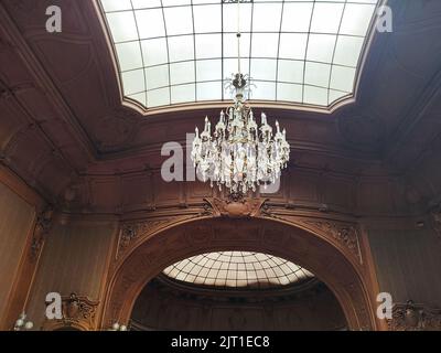 Kronleuchter im antiken Vintage-Stil, der am Fenster in der Decke des Palastes hängt Stockfoto