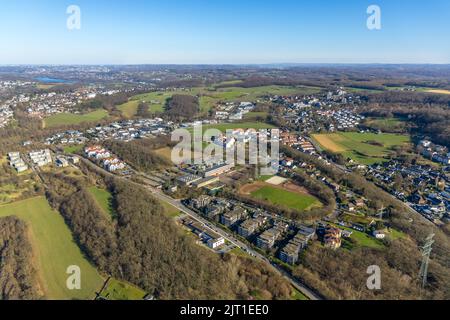 Luftaufnahme, Sportplatz Halweg und Gymnasium Holthausen sowie Mehrgenerationshaus Hölter Busch im Bezirk Holthausen in Hattingen, Ru Stockfoto