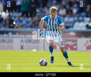 Huddersfield, Großbritannien. 27. August 2022. Jack Rudoni #22 von Huddersfield Town läuft mit dem Ball in Huddersfield, Vereinigtes Königreich am 8/27/2022. (Foto von Steve Flynn/News Images/Sipa USA) Quelle: SIPA USA/Alamy Live News Stockfoto