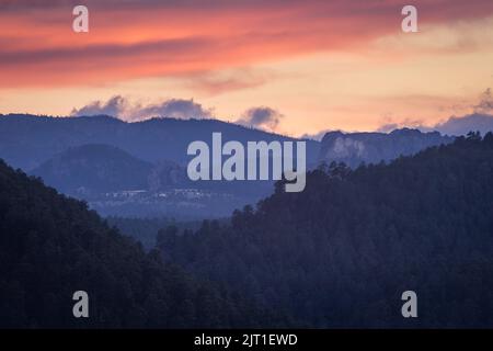 Bei Sonnenuntergang werden violette Schichten der Black Hills von South Dakota mit den Gesichtern des Mount Rushmore sichtbar Stockfoto