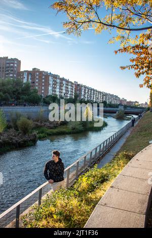 Ein hübscher Kaukasusmann, der neben dem Fluss wegschaut Stockfoto