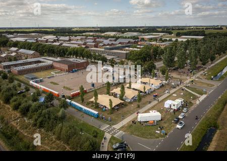 2022-08-27 15:49:05 TER APEL - Drohnenfoto des COA-Anwendungszentrums in Ter Apel. Asylbewerber im Antragszentrum in Ter Apel. Hunderte von Menschen schlafen Nacht für Nacht außerhalb des Anwendungscenters. Hilfsorganisationen, die normalerweise in Konfliktgebieten und Entwicklungsländern arbeiten, kommen zur Hilfe. Auch international nimmt die Kritik an der Situation in Ter Apel zu. ANP JILMER POSTMA niederlande Out - belgien Out Stockfoto