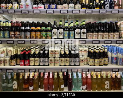 Budva, Montenegro - 01.08.22: Große Auswahl an alkoholarmen Getränken und Bier in den Regalen im Supermarkt Stockfoto