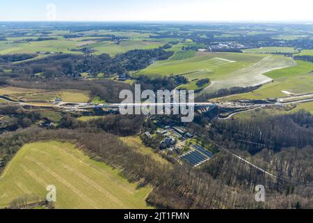 Luftaufnahme, Angerbachtalbrücke, neuer Autobahnabschnitt der A44, Spaltschließung zwischen Ratingen-Ost und Velbert, Kläranlage Angertal, Heilig Stockfoto