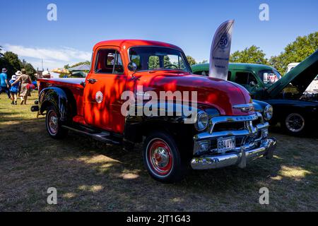 1954 Chevrolet 3100 ‘684 UYM’ auf der American Auto Club Rally of the Giants, die am 10.. Juli 2022 im Blenheim Palace stattfand Stockfoto