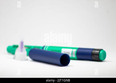 Bursa, Türkei - August 2022: Blauer und grüner Insulinstift auf isoliertem weißem Hintergrund, langwirkendes Insulin, Nadelspitze Stockfoto