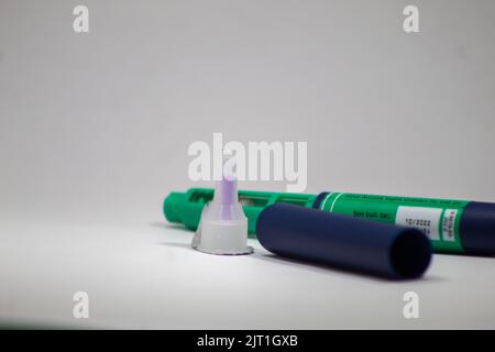 Bursa, Türkei - August 2022: Blauer und grüner Insulinstift auf isoliertem weißem Hintergrund, langwirkendes Insulin, Nadelspitze Stockfoto