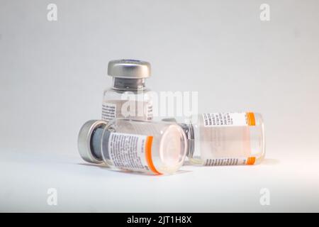 Ampullen, Fläschchen und Nadeln für die medizinische Behandlung mit leerer Medizin, isolierter weißer Hintergrund, selektiver Fokus, Geräuscheffekt Stockfoto