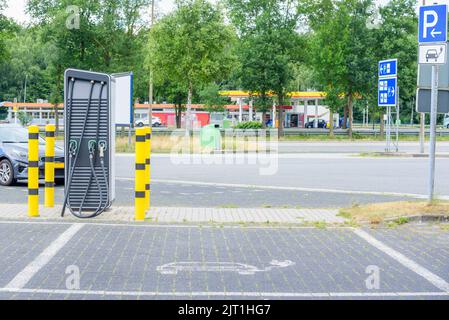 Ladestation für Elektroautos in einer Tankstelle entlang einer Autobahn Stockfoto