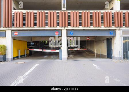 Eingang eines Parkhauses in einem Stadtzentrum Stockfoto