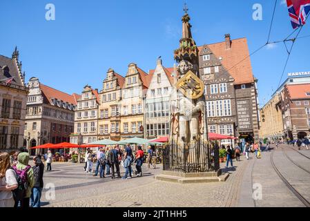 Bremen, Deutschland - 21. Juni 2022: Roland-Statue auf dem Marktplatz an einem sonnigen Tag. Die Steinstatue, die 1404 errichtet wurde, symbolisiert die Freiheit und Unabhängigkeit Stockfoto