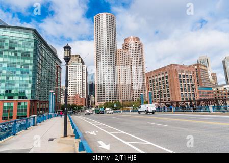 Boston, MA, USA - 17. Oktober 2019: Blick auf die Skyline des Boston Financial District von der Evelyn Moakley Bridge Stockfoto