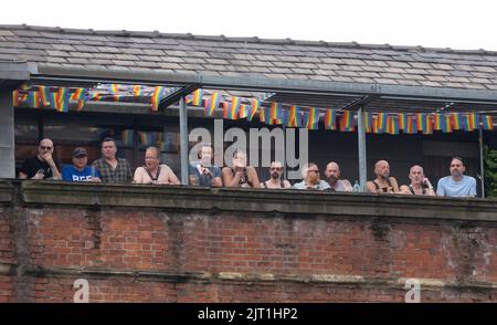 Die Friedensparade beim MANCHESTER PRIDE FESTIVAL 2022.Samstag, 27.. August, Manchester UK. Manchester Pride ist von Donnerstag, 25.. August, bis Montag, 29.. August. Manchester Pride ist in Partnerschaft mit Virgin Atlantic das jährliche Flaggschiff-Event, das die Stadt jedes Jahr über das Wochenende an den Feiertagen im August zum Anlass des LGBTQ-Lebens führt. Zu den Stars gehören Spice Girl Mel C, Duncan Jones und der britische Star Bimini von Drag Race. Kredit: GaryRobertsphotography/Alamy Live Nachrichten Stockfoto