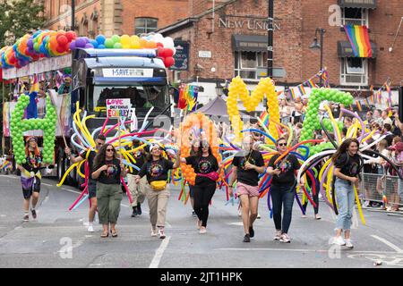 Die Friedensparade beim MANCHESTER PRIDE FESTIVAL 2022.Samstag, 27.. August, Manchester UK. Manchester Pride ist von Donnerstag, 25.. August, bis Montag, 29.. August. Manchester Pride ist in Partnerschaft mit Virgin Atlantic das jährliche Flaggschiff-Event, das die Stadt jedes Jahr über das Wochenende an den Feiertagen im August zum Anlass des LGBTQ-Lebens führt. Zu den Stars gehören Spice Girl Mel C, Duncan Jones und der britische Star Bimini von Drag Race. Kredit: GaryRobertsphotography/Alamy Live Nachrichten Stockfoto