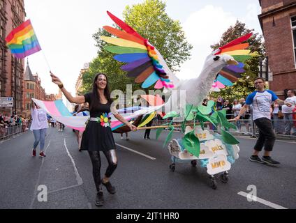 Die Friedensparade beim MANCHESTER PRIDE FESTIVAL 2022.Samstag, 27.. August, Manchester UK. Manchester Pride ist von Donnerstag, 25.. August, bis Montag, 29.. August. Manchester Pride ist in Partnerschaft mit Virgin Atlantic das jährliche Flaggschiff-Event, das die Stadt jedes Jahr über das Wochenende an den Feiertagen im August zum Anlass des LGBTQ-Lebens führt. Zu den Stars gehören Spice Girl Mel C, Duncan Jones und der britische Star Bimini von Drag Race. Kredit: GaryRobertsphotography/Alamy Live Nachrichten Stockfoto