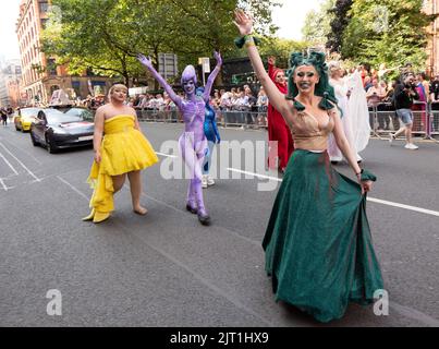 Die Friedensparade beim MANCHESTER PRIDE FESTIVAL 2022.Samstag, 27.. August, Manchester UK. Manchester Pride ist von Donnerstag, 25.. August, bis Montag, 29.. August. Manchester Pride ist in Partnerschaft mit Virgin Atlantic das jährliche Flaggschiff-Event, das die Stadt jedes Jahr über das Wochenende an den Feiertagen im August zum Anlass des LGBTQ-Lebens führt. Zu den Stars gehören Spice Girl Mel C, Duncan Jones und der britische Star Bimini von Drag Race. Kredit: GaryRobertsphotography/Alamy Live Nachrichten Stockfoto