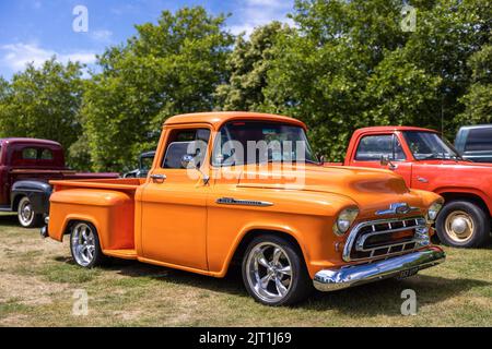 1957 Chevrolet Task Force ‘553 UYP’ auf der American Auto Club Rally of the Giants, die am 10.. Juli 2022 im Blenheim Palace stattfand Stockfoto