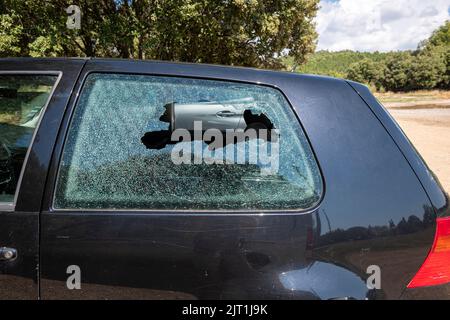 Zertrümmerte hintere Seitenscheibe des Fahrzeugeinbruchs links auf einem Parkplatz in einem Dorf in Frankreich Stockfoto