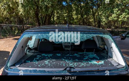 Zertrümmerte Heckscheibe vom Fahrzeugeinbruch links auf einem Parkplatz in einem Dorf in Frankreich Stockfoto