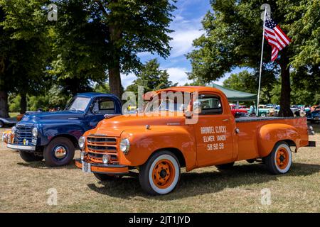 2 klassische amerikanische Studebaker-Pick-up-Trucks auf der American Auto Club Rally of the Giants, die am 10.. Juli 2022 im Blenheim Palace stattfand Stockfoto