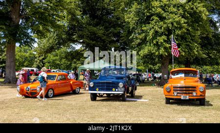 Studebaker Commander & Pickup-Trucks der Serie 2R werden auf der American Auto Club Rally of the Giants ausgestellt, die am 10.. Juli 2022 im Blenheim Palace stattfand Stockfoto