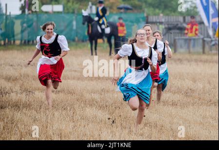 27. August 2022, Baden-Württemberg, Markgröningen: Im Rahmen des Markgröninger Schäferlaufs Rennen Schäferinnen gegeneinander. Die Gewinnerin unter den Frauen war Sophia Hagenlocher (M). Foto: Christoph Schmidt/dpa Stockfoto