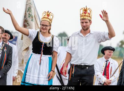 27. August 2022, Baden-Württemberg, Markgröningen: Sophia Hagenlocher (l.) und Moritz Niess, das neue Königspaar des Markgröninger Schäferlaufs, winken den Zuschauern zu. Foto: Christoph Schmidt/dpa Stockfoto