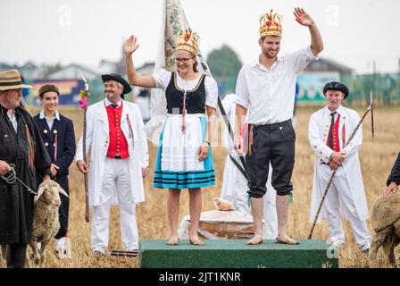 27. August 2022, Baden-Württemberg, Markgröningen: Sophia Hagenlocher und Moritz Niess, das neue Königspaar des Markgröninger Schäferlaufs, winken den Zuschauern zu. Foto: Christoph Schmidt/dpa Stockfoto