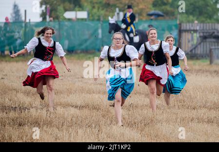 27. August 2022, Baden-Württemberg, Markgröningen: Im Rahmen des Markgröninger Schäferlaufs Rennen Schäferinnen gegeneinander. Die Gewinnerin unter den Frauen war Sophia Hagenlocher (M). Foto: Christoph Schmidt/dpa Stockfoto