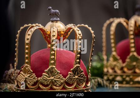 27. August 2022, Baden-Württemberg, Markgröningen: Auf der Krone ist eine kleine Schaffigur zu sehen, die für den neuen König und die neue Königin des Markgröninger Schäferlaufs bestimmt ist. Foto: Christoph Schmidt/dpa Stockfoto