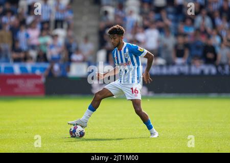 Huddersfield, Großbritannien. 27. August 2022. Kaine Kesler-Hayden #1 von Huddersfield Town kontrolliert den Ball in Huddersfield, Vereinigtes Königreich am 8/27/2022. (Foto von Steve Flynn/News Images/Sipa USA) Quelle: SIPA USA/Alamy Live News Stockfoto