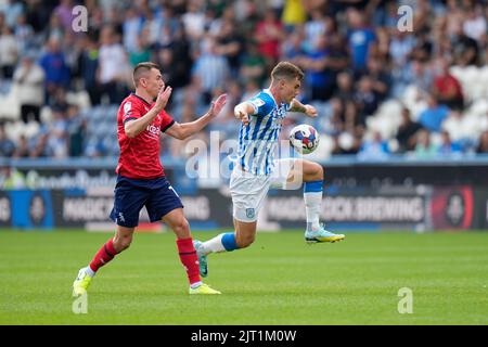 Huddersfield, Großbritannien. 27. August 2022. Josh Ruffels #14 von Huddersfield Town kontrolliert den Ball in Huddersfield, Vereinigtes Königreich am 8/27/2022. (Foto von Steve Flynn/News Images/Sipa USA) Quelle: SIPA USA/Alamy Live News Stockfoto