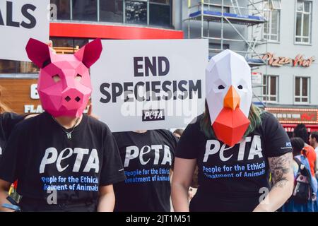 London, Großbritannien. 27. August 2022. PETA-Aktivisten (People for the Ethical Treatment of Animals) tragen Tiermasken und halten während des Protestes auf dem Leicester Square ein Plakat mit dem Titel „Ende des Speziesismus“. Die Aktion, die den Welttag für das Ende des Speziesismus markiert, ist Teil der laufenden Kampagne von PETA zur Beendigung des Speziesismus und zur Ermutigung der Menschen, vegan zu gehen. (Foto: Vuk Valcic/SOPA Images/Sipa USA) Quelle: SIPA USA/Alamy Live News Stockfoto