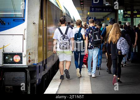 Hannover, Deutschland. 27. August 2022. Reisende laufen am Hauptbahnhof Hannover entlang einer Plattform. Seit Juni und bis Ende August ist das 9-Euro-Ticket für alle Busse und Bahnen im lokalen und regionalen Verkehr nutzbar.das Ticket ist eine Initiative der Bundesregierung im Rahmen des Energiehilfepakets. Quelle: Moritz Frankenberg/dpa/Alamy Live News Stockfoto