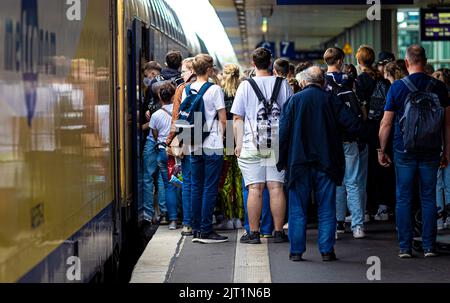 Hannover, Deutschland. 27. August 2022. Reisende steigen auf einem Bahnsteig am Hauptbahnhof Hannover in einen Regionalzug ein. Seit Juni und bis Ende August ist das 9-Euro-Ticket für alle Busse und Bahnen im lokalen und regionalen Verkehr nutzbar.das Ticket ist eine Initiative der Bundesregierung im Rahmen des Energiehilfepakets. Quelle: Moritz Frankenberg/dpa/Alamy Live News Stockfoto