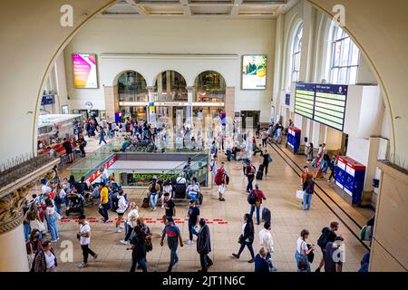 Hannover, Deutschland. 27. August 2022. Reisende passieren den Hauptbahnhof von Hannover. Seit Juni und bis Ende August kann das 9-Euro-Ticket in allen Bussen und Bahnen des lokalen und regionalen Verkehrs genutzt werden. Das Ticket ist eine Initiative der Bundesregierung im Rahmen des Energiehilfepakets. Quelle: Moritz Frankenberg/dpa/Alamy Live News Stockfoto