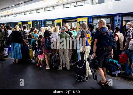 Hannover, Deutschland. 27. August 2022. Reisende steigen auf einem Bahnsteig am Hauptbahnhof Hannover in einen Regionalzug ein. Seit Juni und bis Ende August ist das 9-Euro-Ticket für alle Busse und Bahnen im lokalen und regionalen Verkehr nutzbar.das Ticket ist eine Initiative der Bundesregierung im Rahmen des Energiehilfepakets. Quelle: Moritz Frankenberg/dpa/Alamy Live News Stockfoto