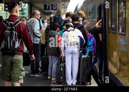 Hannover, Deutschland. 27. August 2022. Reisende steigen auf einem Bahnsteig am Hauptbahnhof Hannover in einen Regionalzug ein. Seit Juni und bis Ende August ist das 9-Euro-Ticket für alle Busse und Bahnen im lokalen und regionalen Verkehr nutzbar.das Ticket ist eine Initiative der Bundesregierung im Rahmen des Energiehilfepakets. Quelle: Moritz Frankenberg/dpa/Alamy Live News Stockfoto