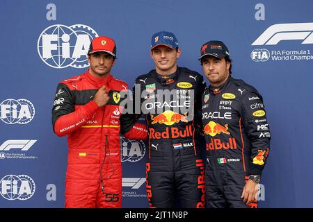 Spa, Belgien. 27. August 2022. Motorsport: Formel-1-Weltmeisterschaft, großer Preis von Belgien, Qualifying. Carlos Sainz (l-r) aus Spanien von Team Ferrari, Max Verstappen aus den Niederlanden von Team Oracle Red Bull und Sergio Perez aus Mexiko vom Team Oracle Red Bull stehen zusammen. Kredit: Hasan Bratic/dpa/Alamy Live Nachrichten Stockfoto