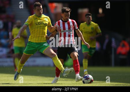 Patrick Roberts von Sunderland wird von Kenny McLean von Norwich City während des Sky Bet Championship-Spiels zwischen Sunderland und Norwich City im Stadium of Light, Sunderland, am Samstag, dem 27.. August 2022, angegangen. (Kredit: Michael Driver | MI Nachrichten) Kredit: MI Nachrichten & Sport /Alamy Live Nachrichten Stockfoto