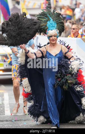 Die Friedensparade beim MANCHESTER PRIDE FESTIVAL 2022.Samstag, 27.. August, Manchester UK. Manchester Pride ist von Donnerstag, 25.. August, bis Montag, 29.. August. Manchester Pride ist in Partnerschaft mit Virgin Atlantic das jährliche Flaggschiff-Event, das die Stadt jedes Jahr über das Wochenende an den Feiertagen im August zum Anlass des LGBTQ-Lebens führt. Zu den Stars gehören Spice Girl Mel C, Duncan Jones und der britische Star Bimini von Drag Race. Kredit: GaryRobertsphotography/Alamy Live Nachrichten Stockfoto