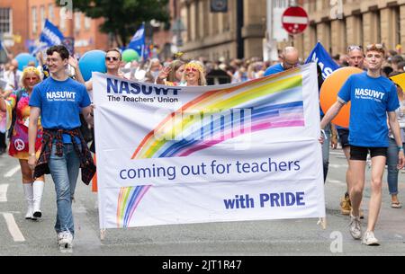 Die Friedensparade beim MANCHESTER PRIDE FESTIVAL 2022.Samstag, 27.. August, Manchester UK. Manchester Pride ist von Donnerstag, 25.. August, bis Montag, 29.. August. Manchester Pride ist in Partnerschaft mit Virgin Atlantic das jährliche Flaggschiff-Event, das die Stadt jedes Jahr über das Wochenende an den Feiertagen im August zum Anlass des LGBTQ-Lebens führt. Zu den Stars gehören Spice Girl Mel C, Duncan Jones und der britische Star Bimini von Drag Race. Kredit: GaryRobertsphotography/Alamy Live Nachrichten Stockfoto