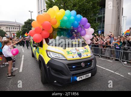 Die Friedensparade beim MANCHESTER PRIDE FESTIVAL 2022.Samstag, 27.. August, Manchester UK. Manchester Pride ist von Donnerstag, 25.. August, bis Montag, 29.. August. Manchester Pride ist in Partnerschaft mit Virgin Atlantic das jährliche Flaggschiff-Event, das die Stadt jedes Jahr über das Wochenende an den Feiertagen im August zum Anlass des LGBTQ-Lebens führt. Zu den Stars gehören Spice Girl Mel C, Duncan Jones und der britische Star Bimini von Drag Race. Kredit: GaryRobertsphotography/Alamy Live Nachrichten Stockfoto