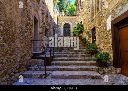 Schmale Gasse mit Treppen in der mittelalterlichen Stadt Besalu an der Costa Brava, Girona Spanien. Stockfoto